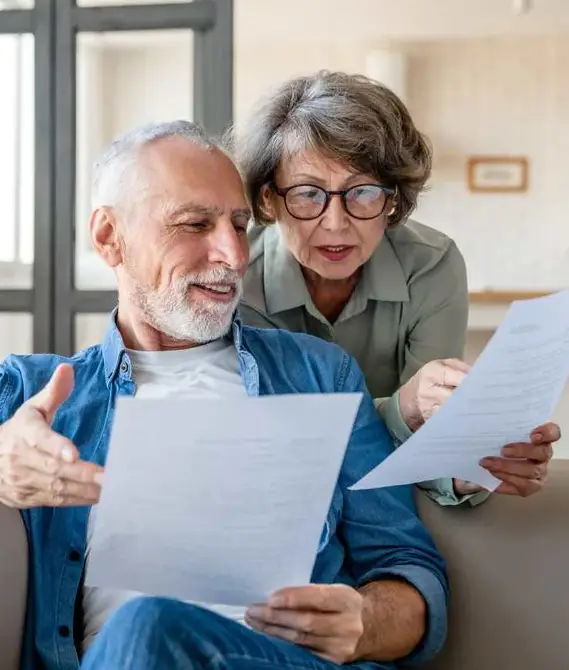 Senior lisant un contrat d'assurance